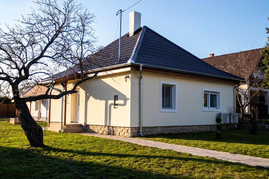 Amande House & Cottage - Housity