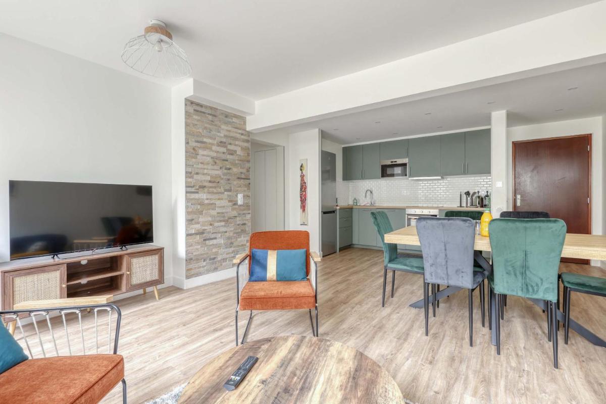 Branded New 4 Bdrs Flat - Huge Terrace - Prime Loc - Housity