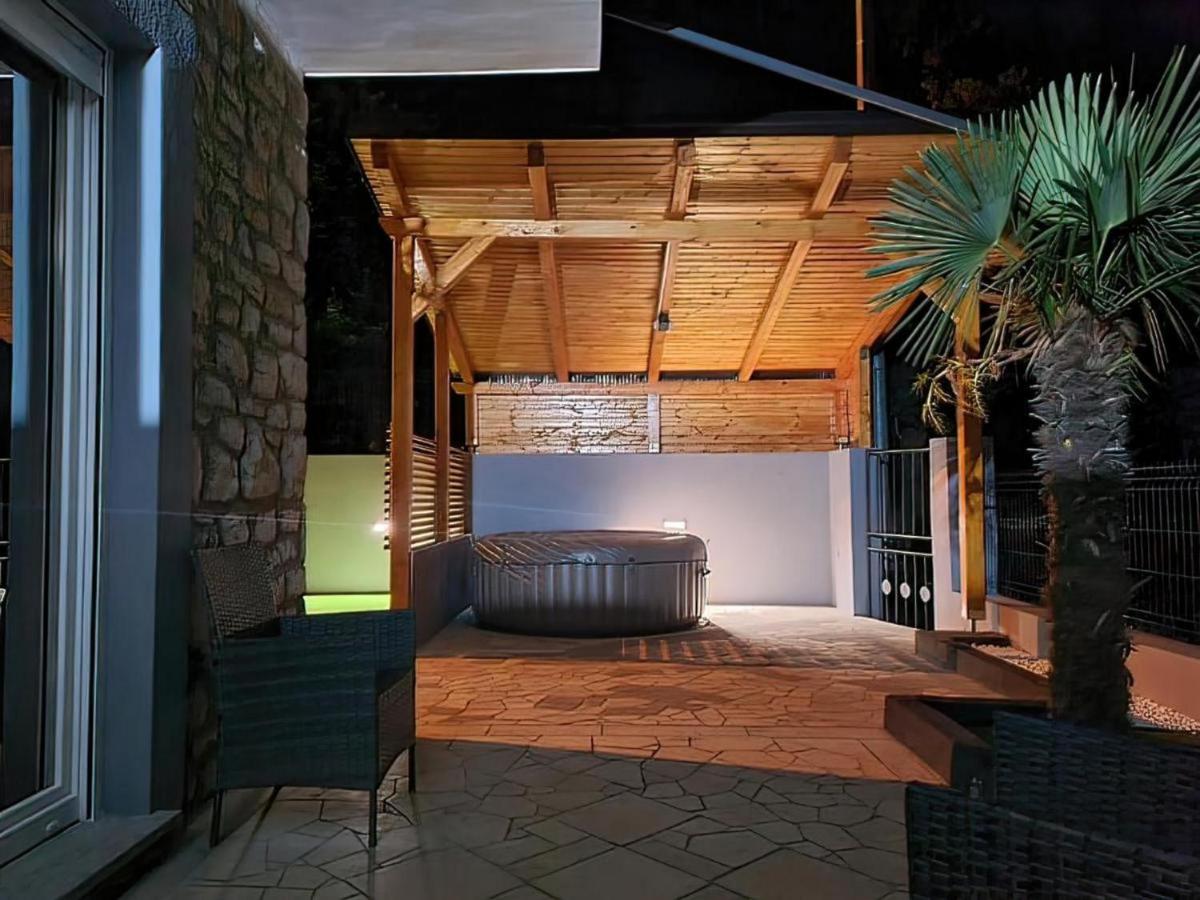 Vega Lux Apartment - Housity