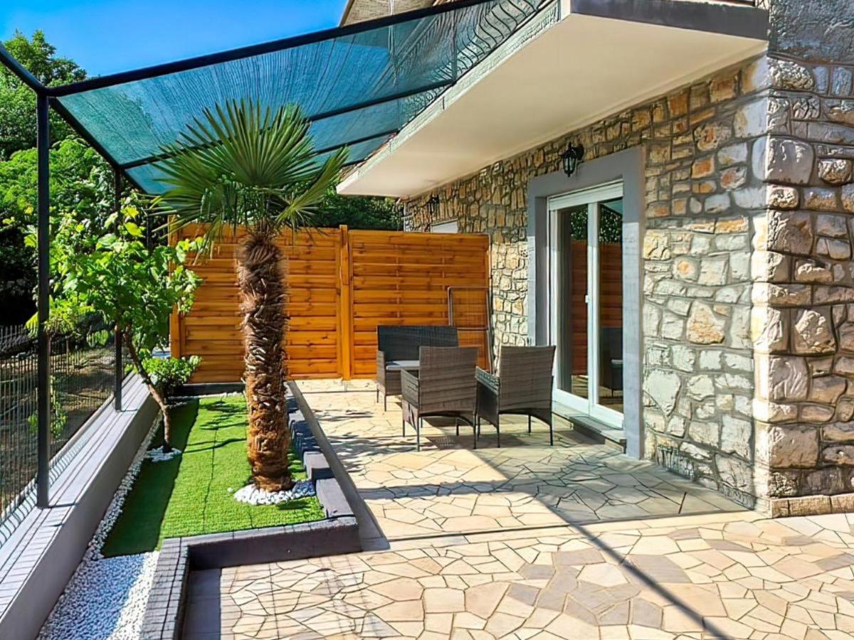 Vega Lux Apartment - Housity