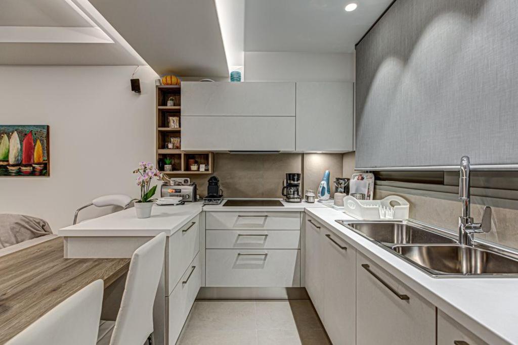 Deluxe & Modern Apartment In Athens - Housity