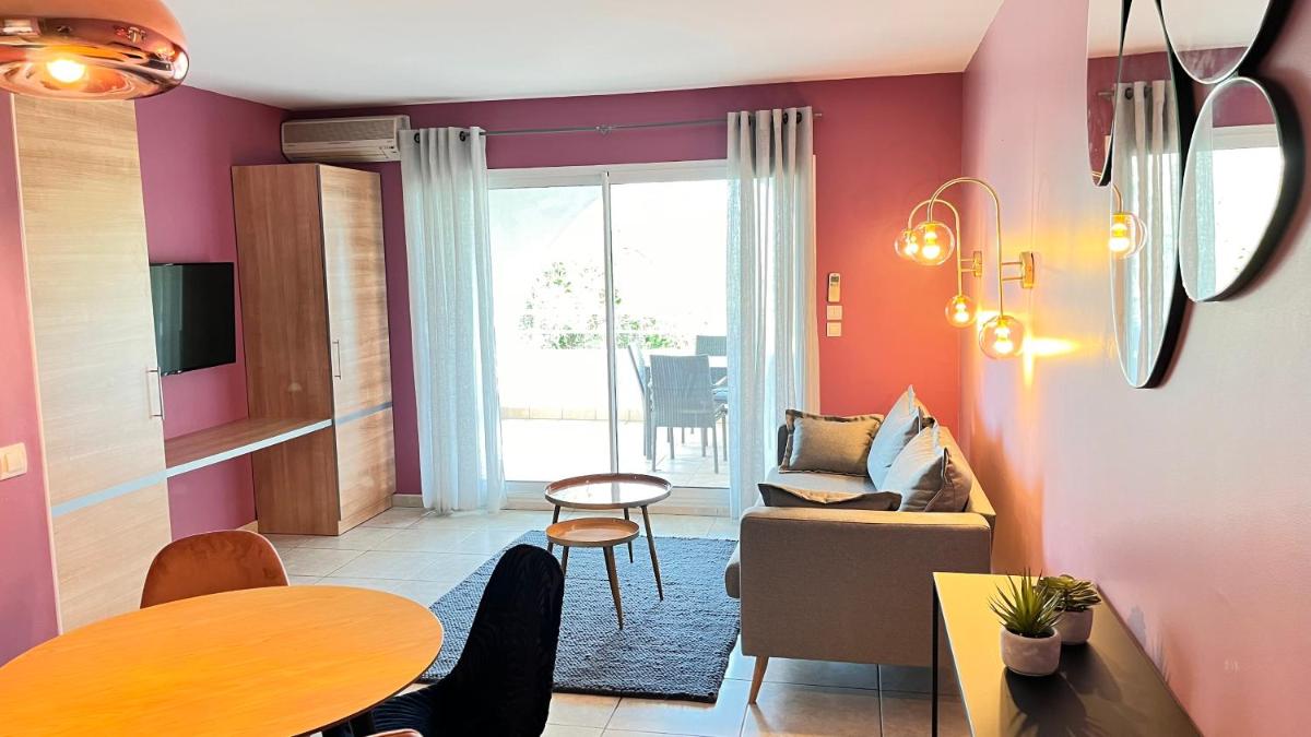 Coin salon dans l'établissement Résidence Hôtelière Natureva & Spa