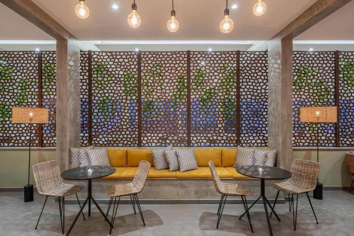 Uma área de estar em Dorisol Buganvilia Studio Hotel