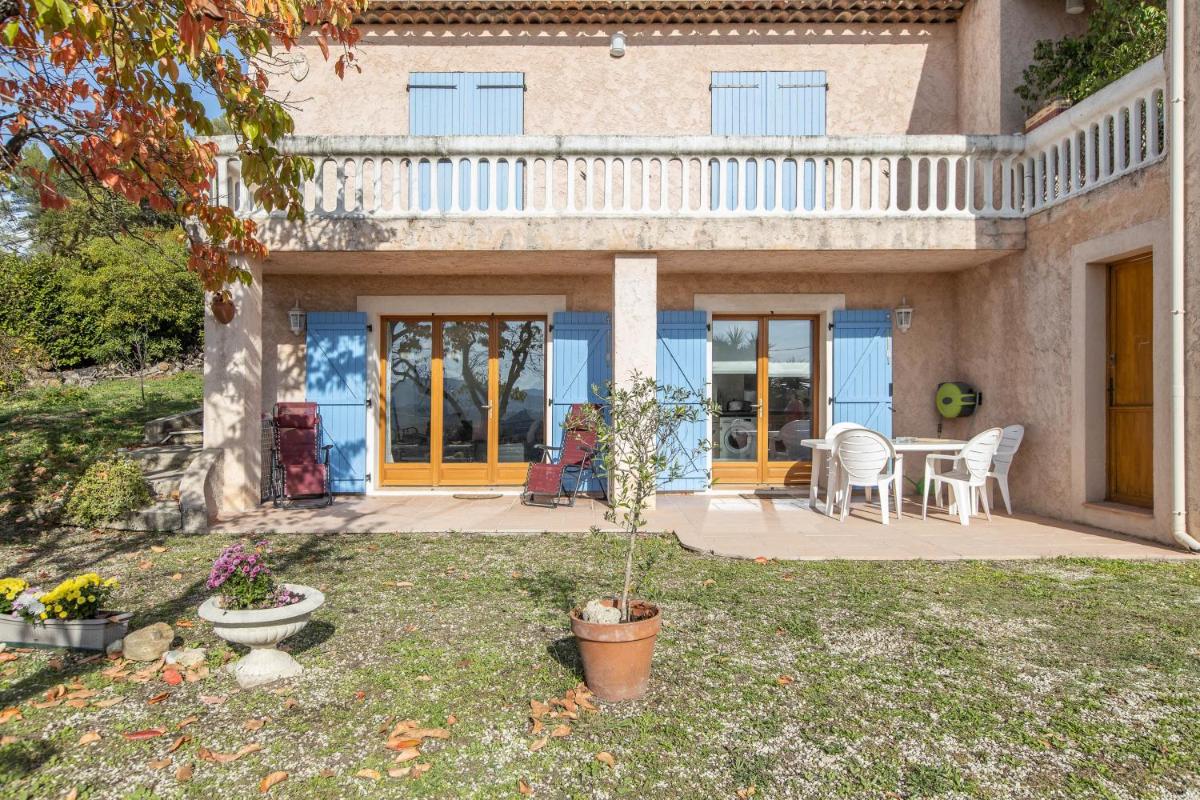 LB Vacation Rentals I Quiet Large 3-Bedroom Apartment with Terrace, Garden & Incredible Mountain View - Housity