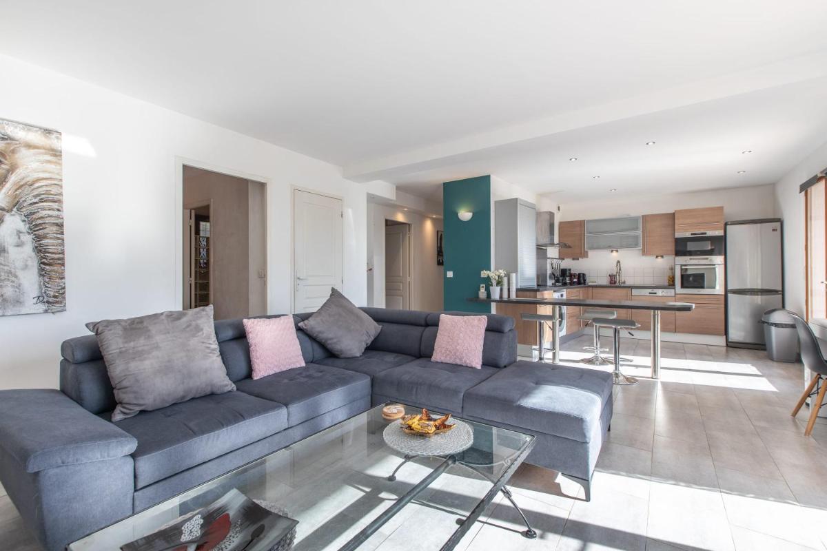 LB Vacation Rentals I Quiet Large 3-Bedroom Apartment with Terrace, Garden & Incredible Mountain View - Housity