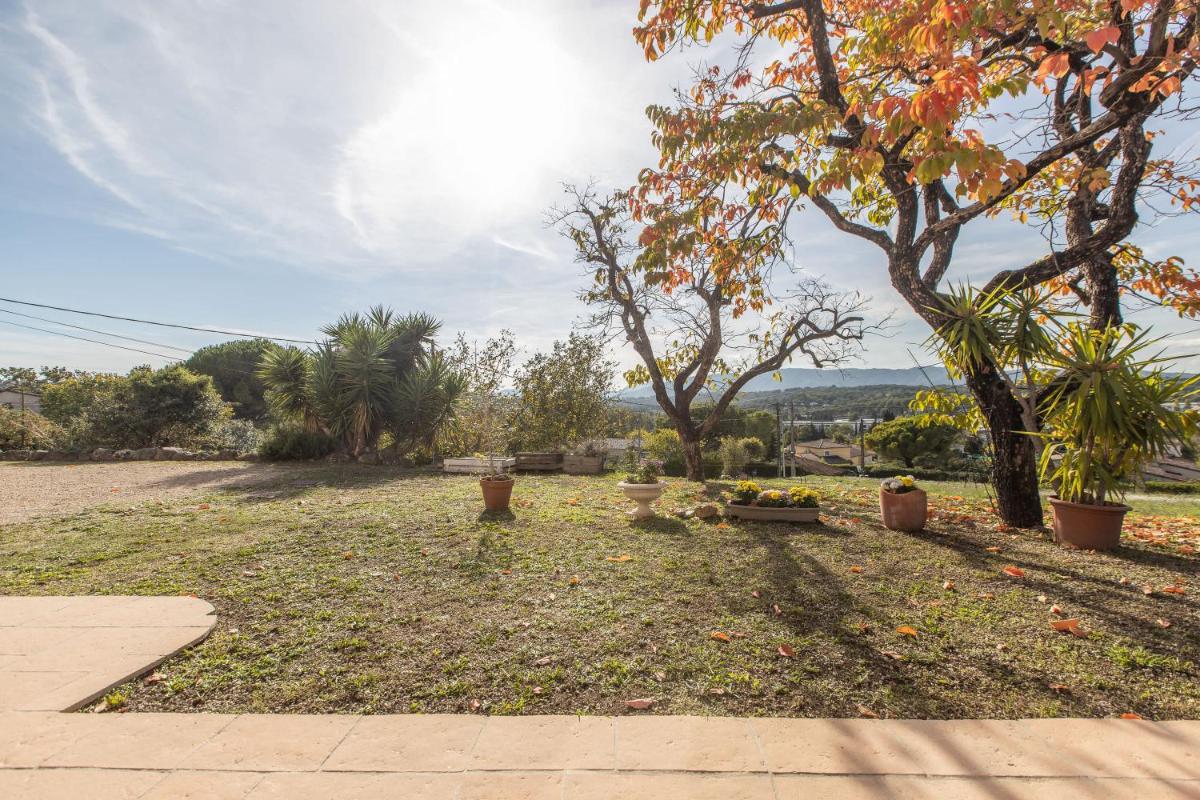 LB Vacation Rentals I Quiet Large 3-Bedroom Apartment with Terrace, Garden & Incredible Mountain View - Housity