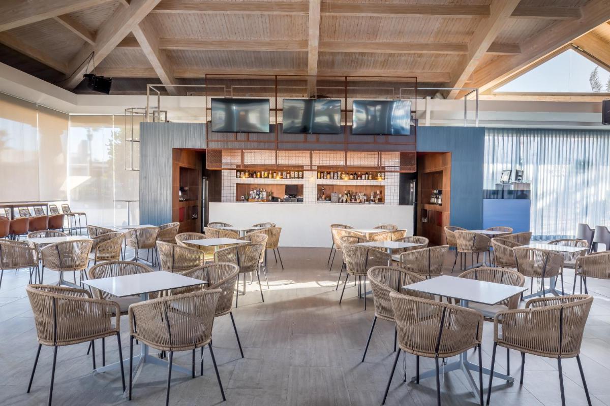 Un restaurante o sitio para comer en Barceló Fuerteventura Mar