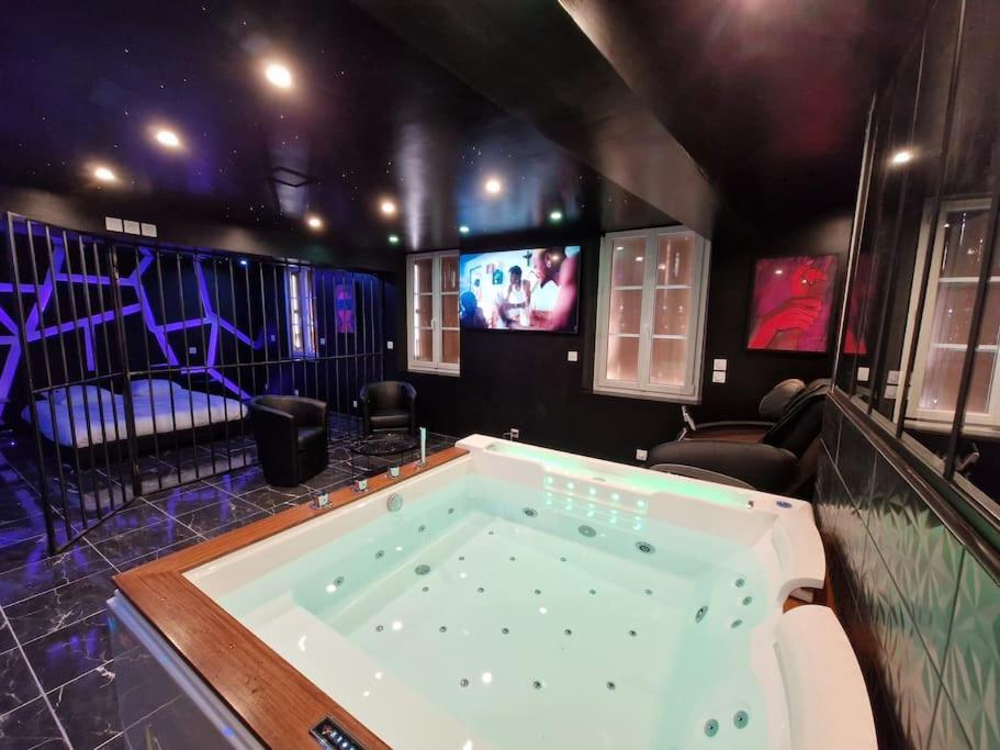 Suite Coquine avec jacuzzi YaoSpa60 - Housity