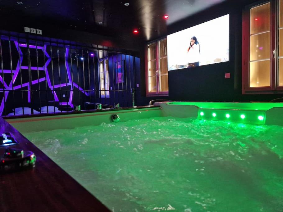Suite Coquine avec jacuzzi YaoSpa60 - Housity