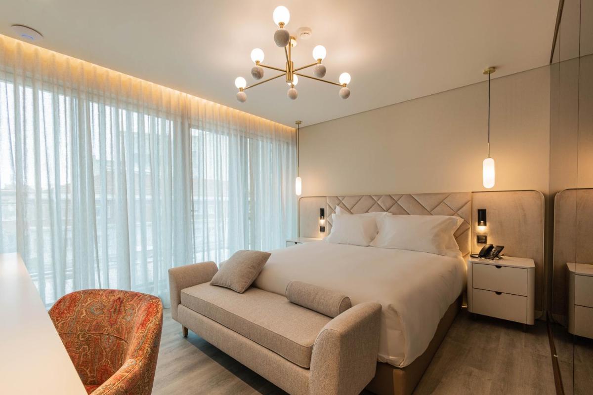 Uma cama ou camas num quarto em LUSTER Hotel