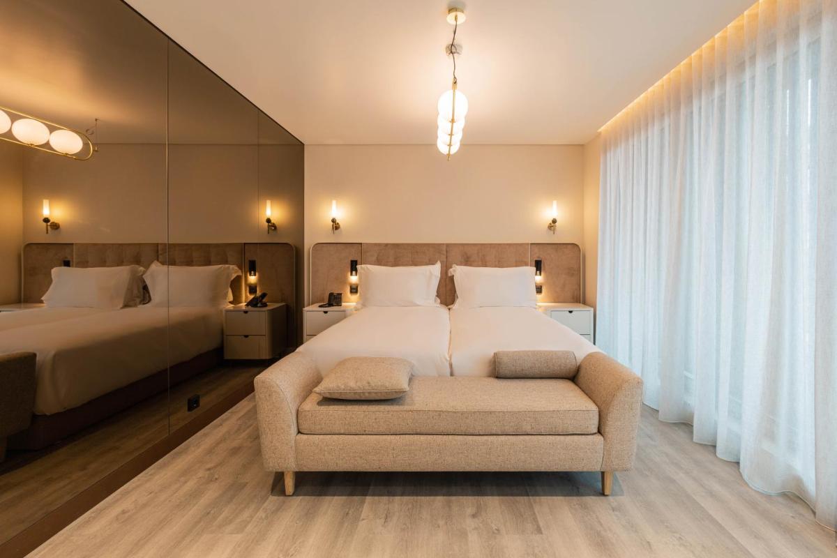 Uma cama ou camas num quarto em LUSTER Hotel