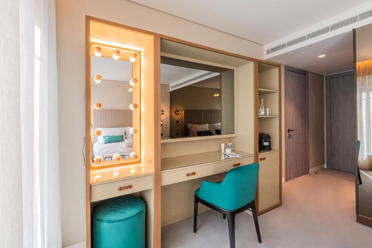 Uma área de estar em LUSTER Hotel