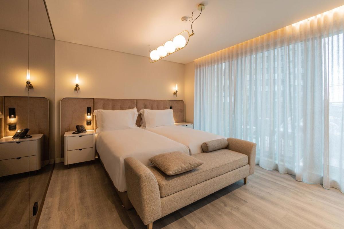 Uma área de estar em LUSTER Hotel