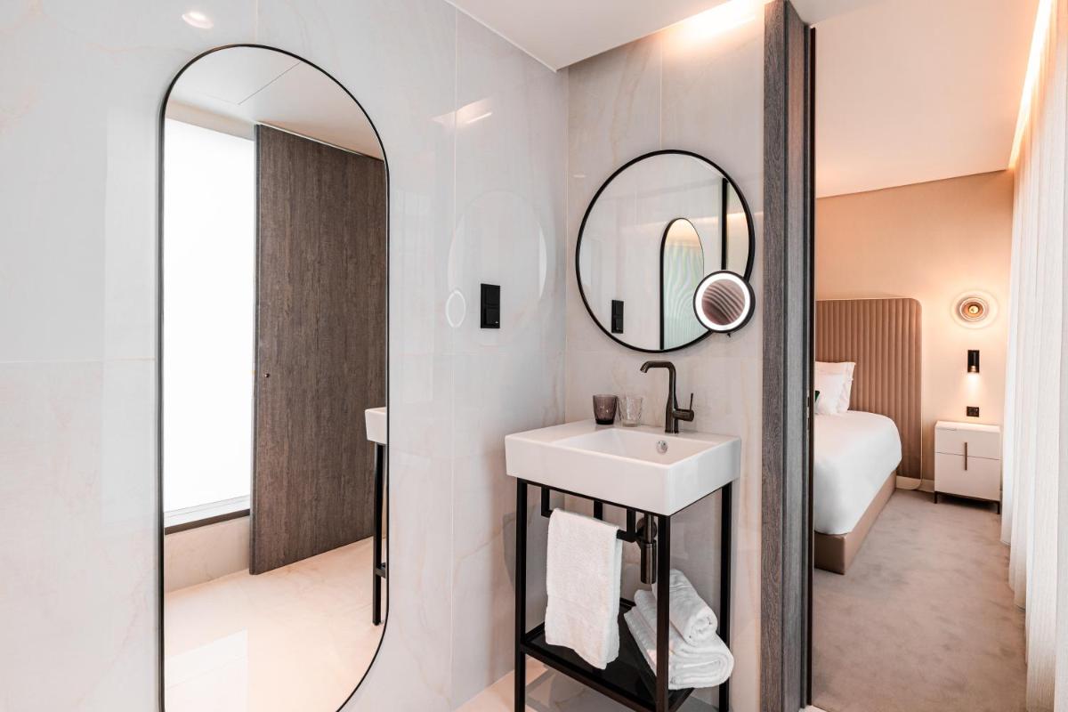 Uma cama ou camas num quarto em LUSTER Hotel
