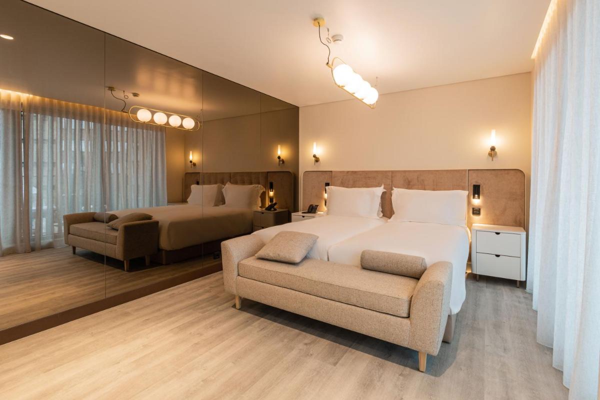 Uma área de estar em LUSTER Hotel