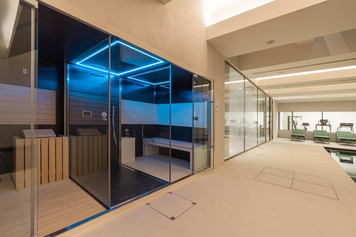 Uma cama ou camas num quarto em LUSTER Hotel