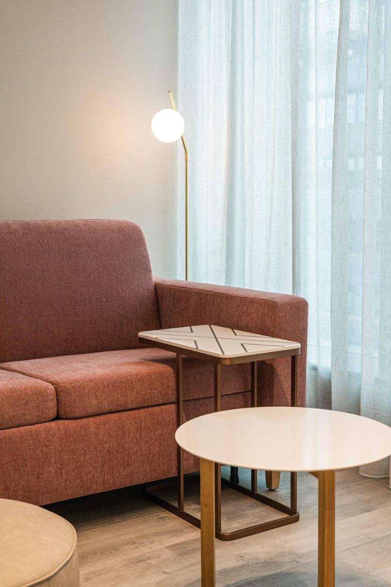 Uma área de estar em LUSTER Hotel