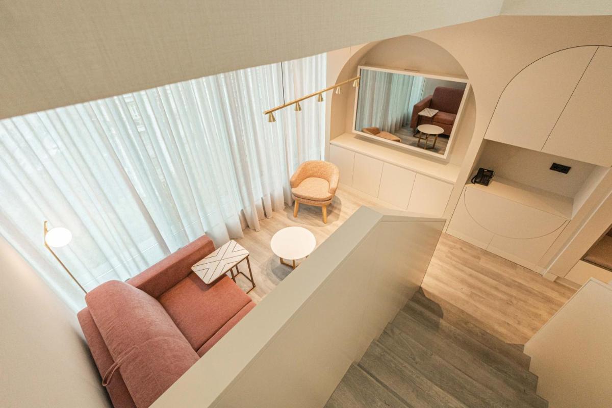 Uma área de estar em LUSTER Hotel
