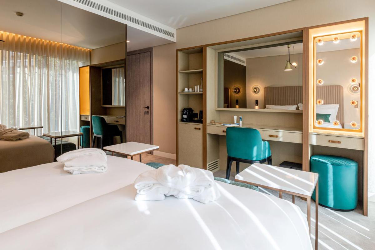 Uma cama ou camas num quarto em LUSTER Hotel