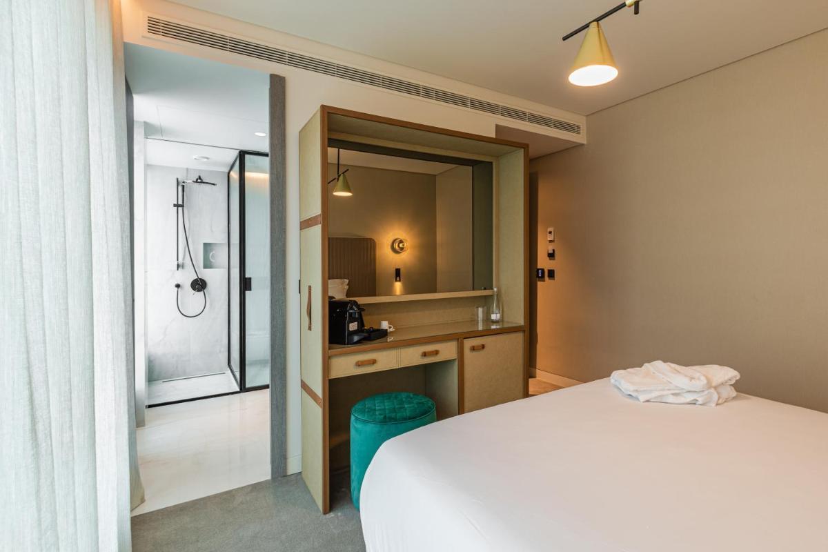 Uma cama ou camas num quarto em LUSTER Hotel