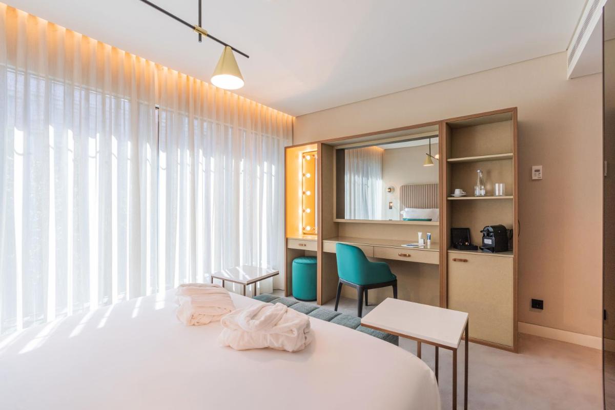 Uma cama ou camas num quarto em LUSTER Hotel