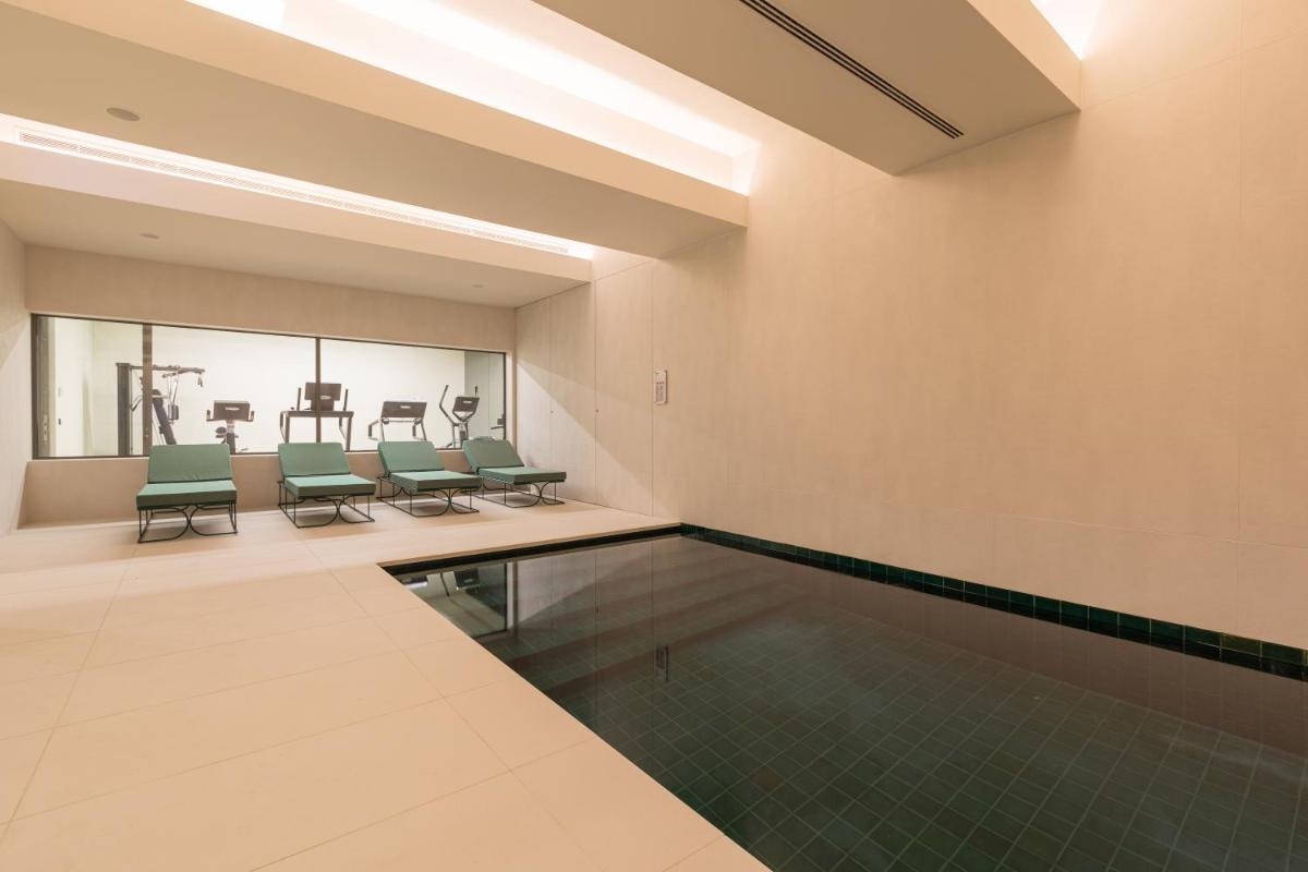 A piscina em ou perto de LUSTER Hotel