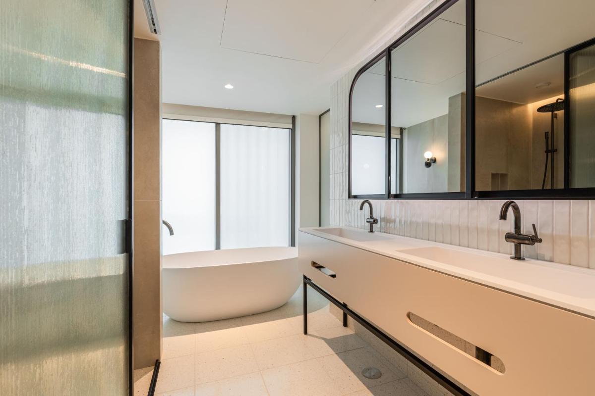 Uma casa de banho em LUSTER Hotel