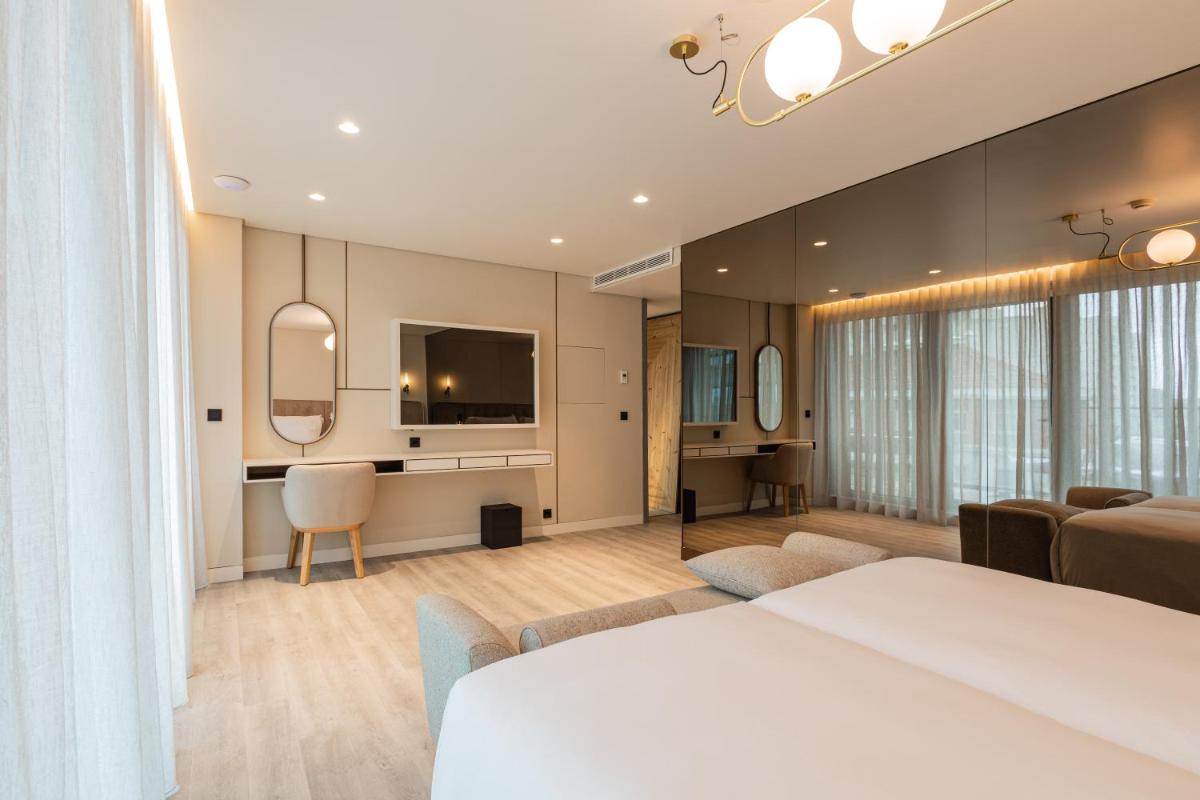 Uma cama ou camas num quarto em LUSTER Hotel