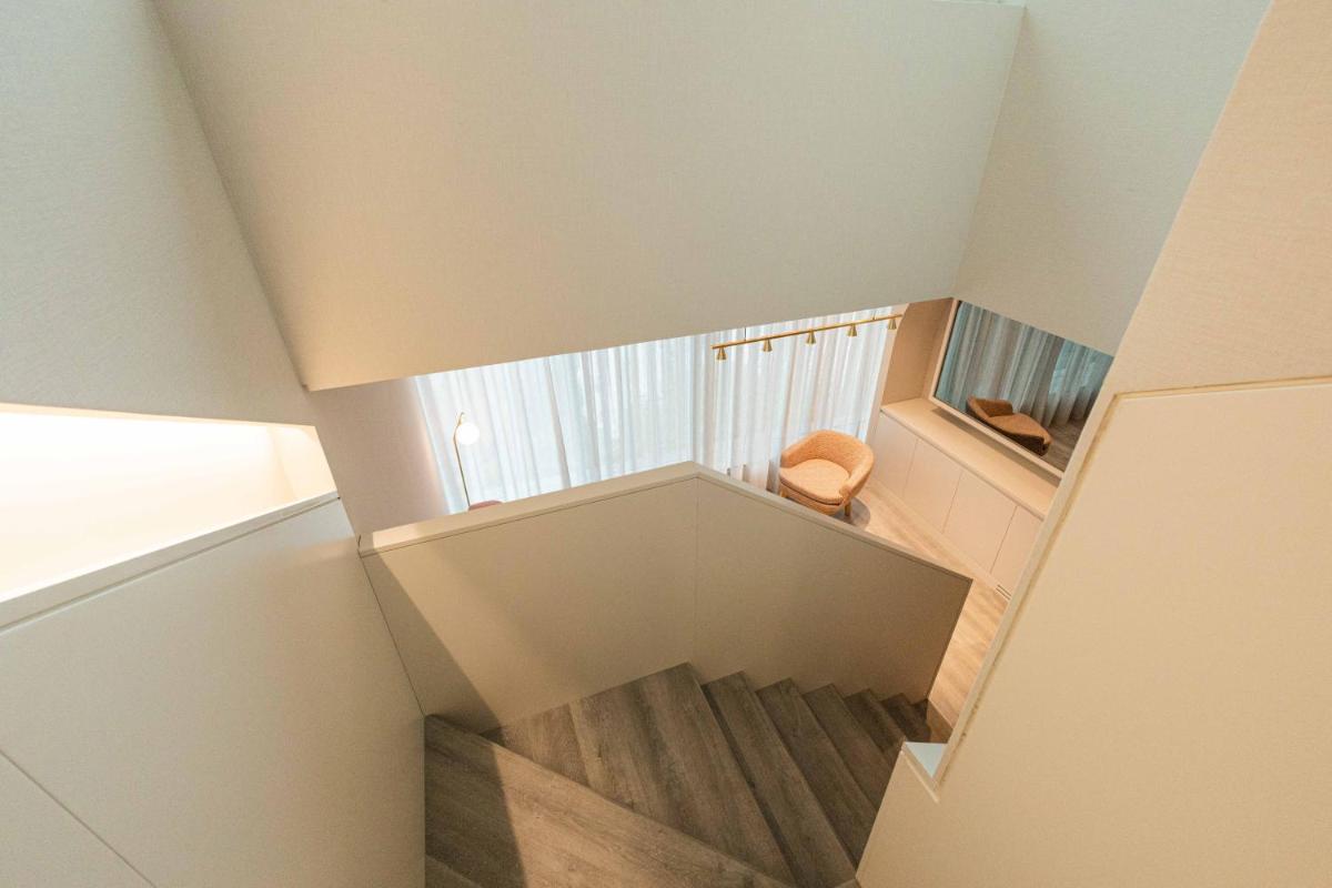 Uma cama ou camas num quarto em LUSTER Hotel