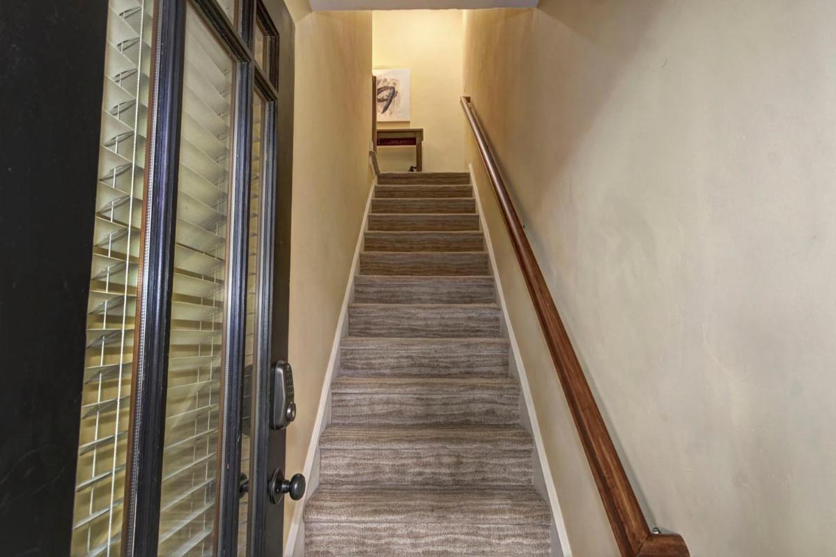 Charming 2Bed French Colonial Apartment in Desirable Midtown Sacramento - Housity