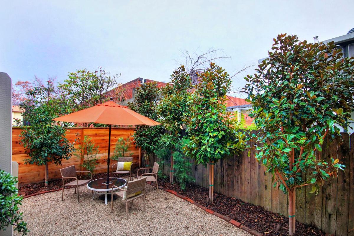 Charming 2Bed French Colonial Apartment in Desirable Midtown Sacramento - Housity