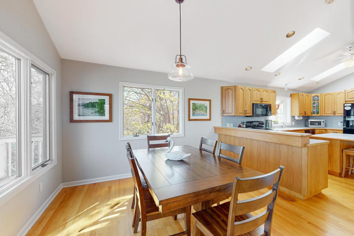 The Lake House on Sunset Point - Housity