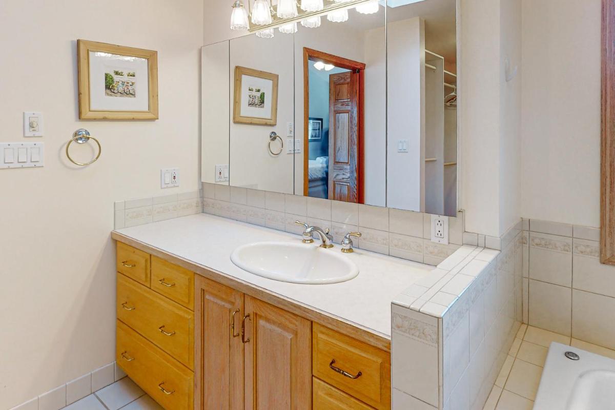 The Lake House on Sunset Point - Housity