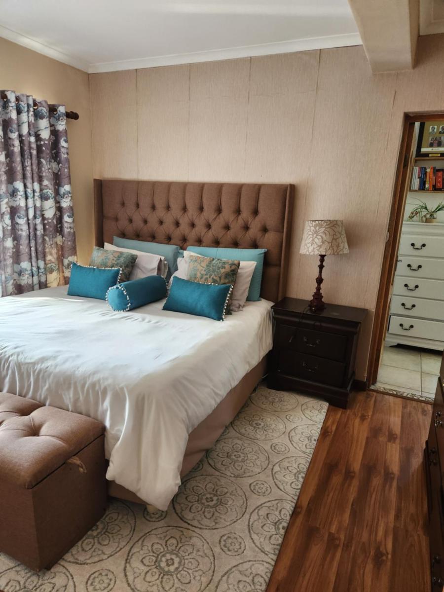 Suitetrails - 3 Bedrooms Modern holiday Home near Blouberg Beach