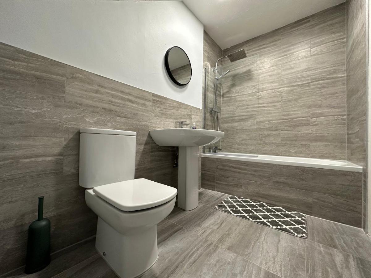 Cosy, 2 Bedroom Cottage in Guisborough Town Centre - Housity