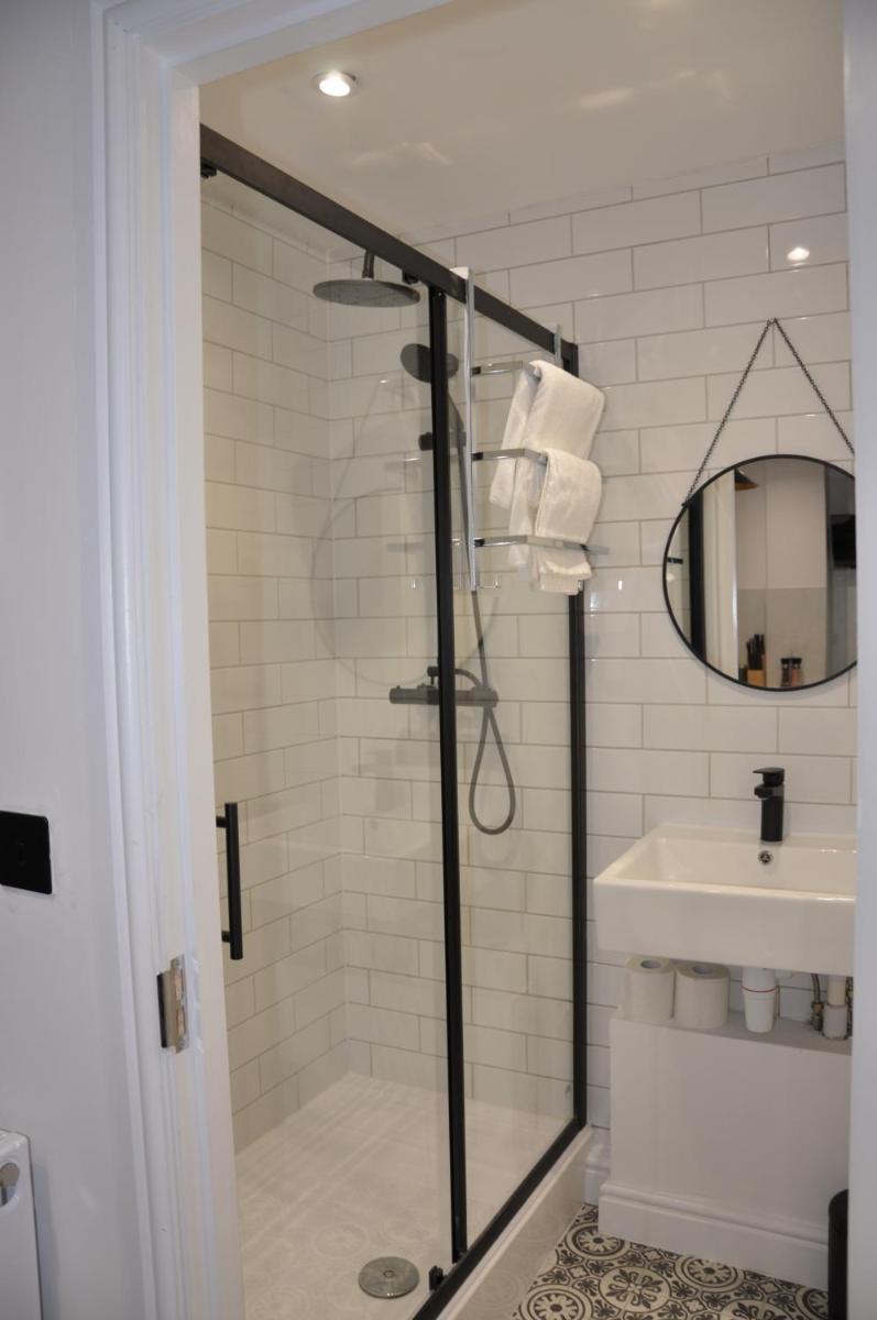 Luxury Studio- MK central- 5 MINS DRIVE TO TRAIN STATION-DIRECT TRAINS TO LONDON, BIRMINGHAM - Housity