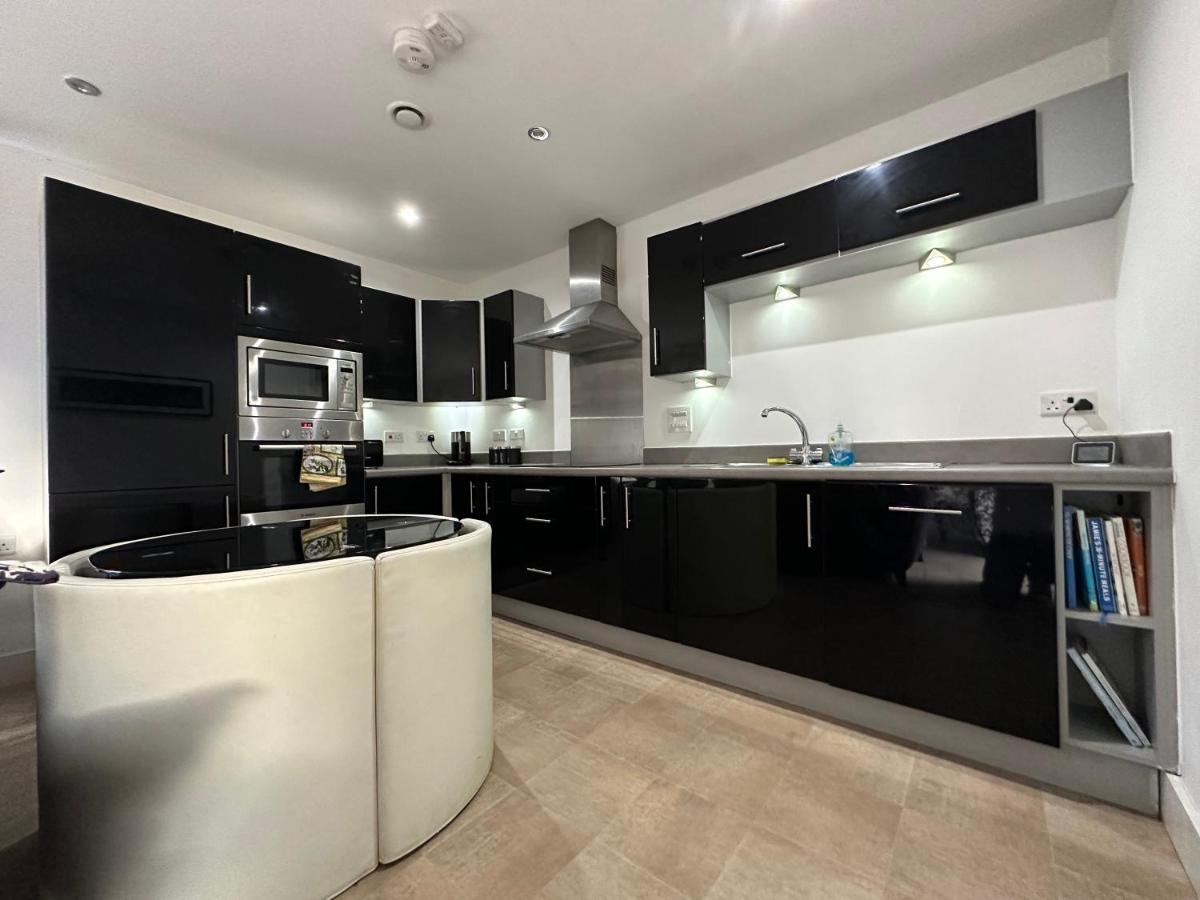 2 Bedroom Riverside Property with Roof Terrace - Housity