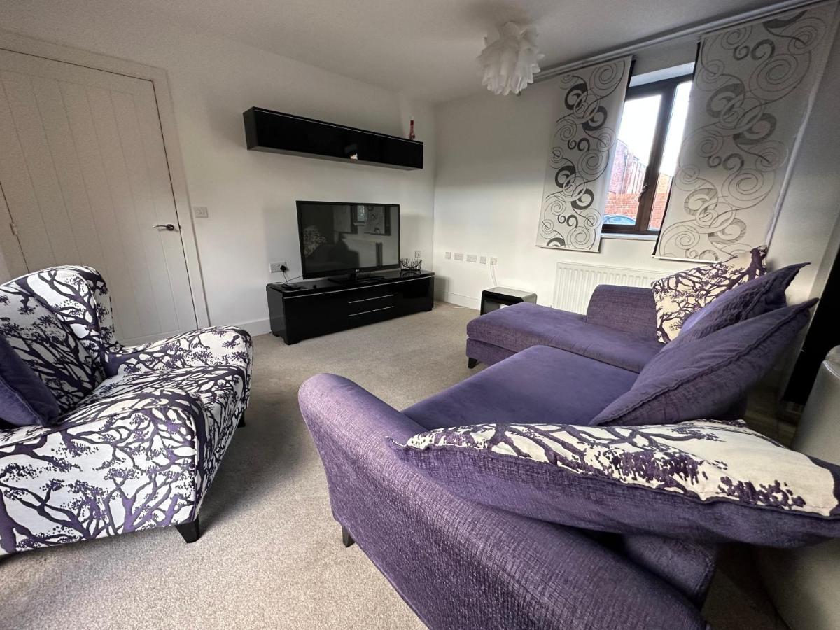 2 Bedroom Riverside Property with Roof Terrace - Housity