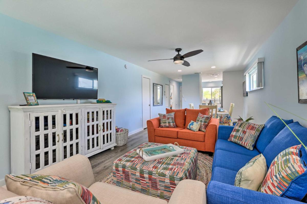 Holmes Beach Retreat Walk to Beach and Dining! - Housity