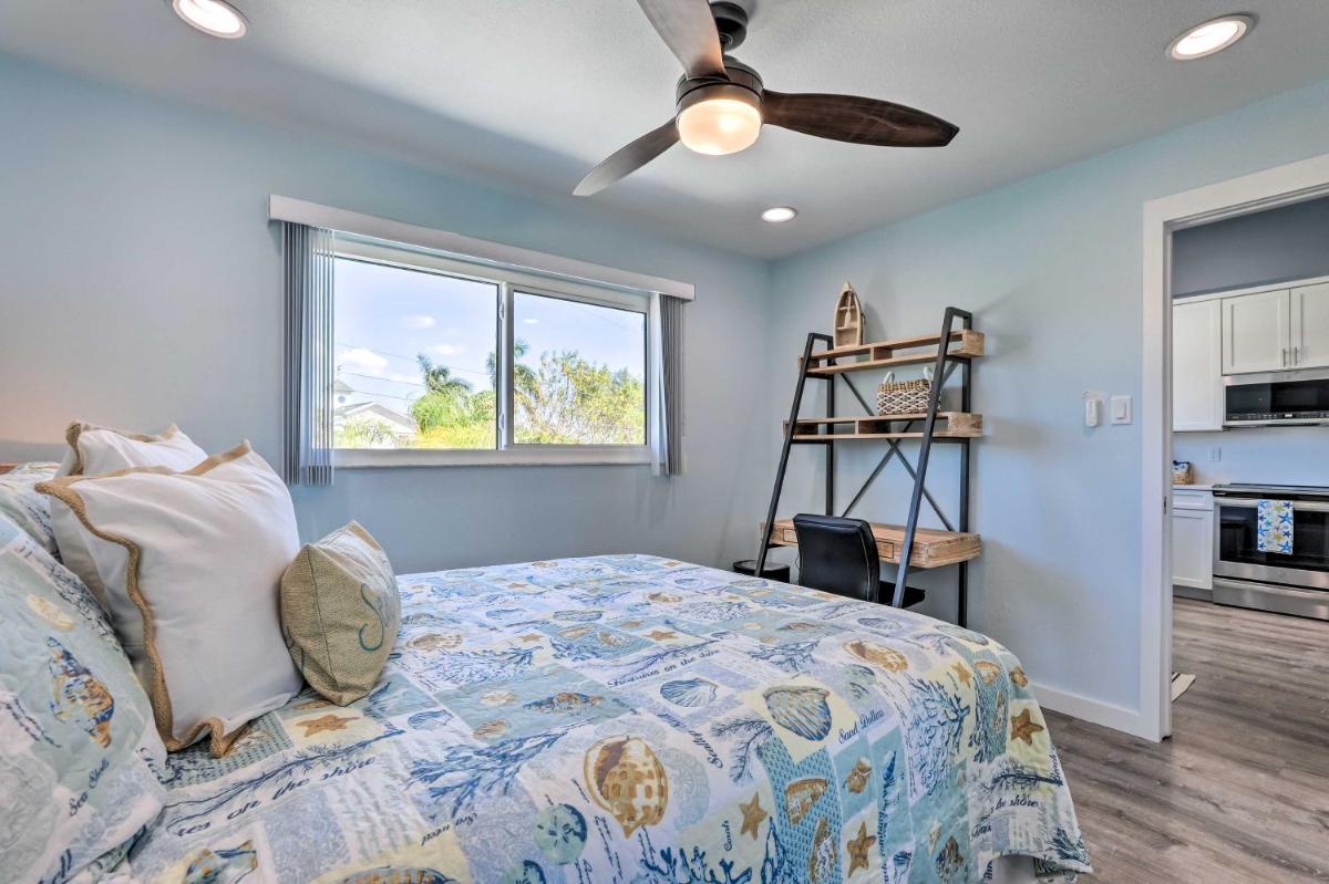 Holmes Beach Retreat Walk to Beach and Dining! - Housity