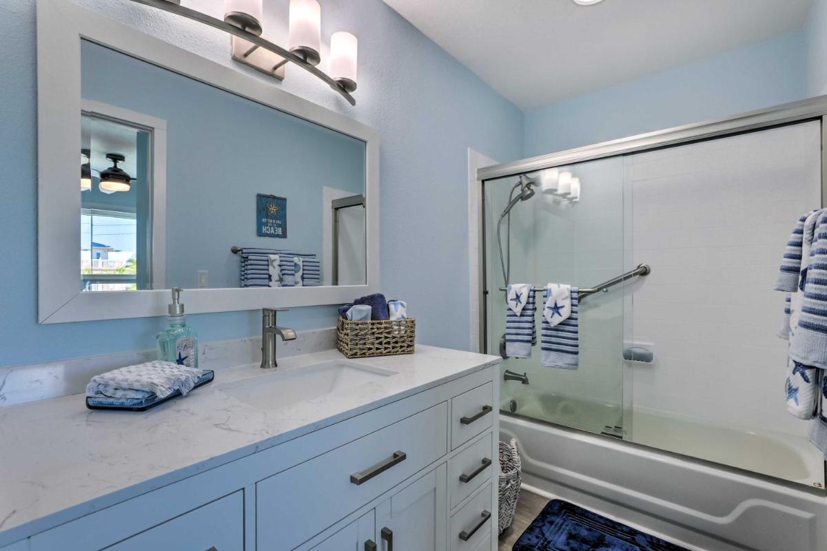 Holmes Beach Retreat Walk to Beach and Dining! - Housity