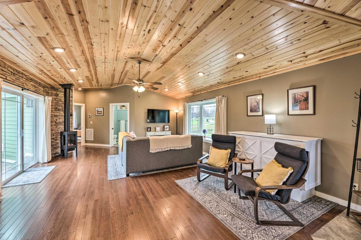 Modern Marlinton Home with Hot Tub and Mtn Views! - Housity