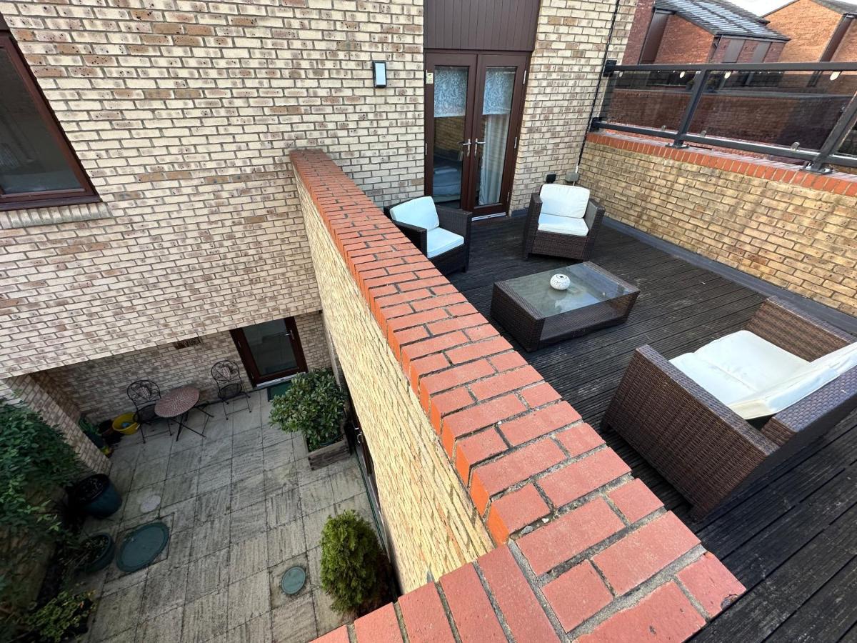 2 Bedroom Riverside Property with Roof Terrace - Housity
