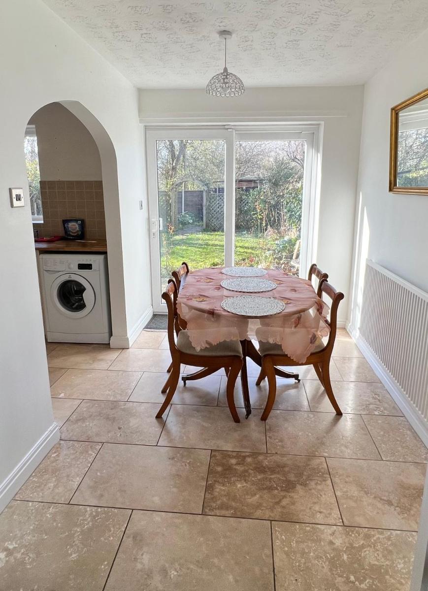 3 Bedroom house-close to Manchester airport-Free parking-private garden - Housity