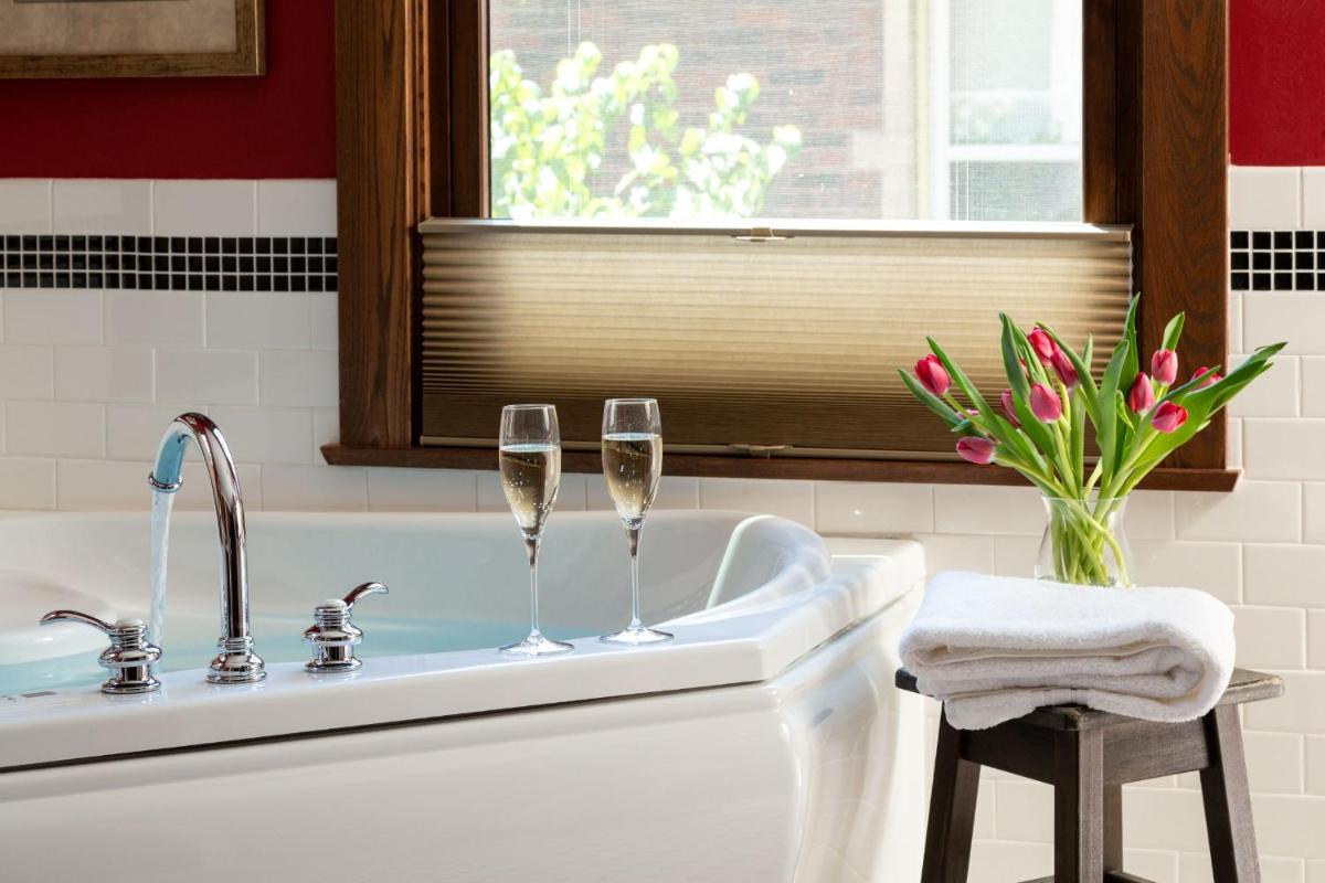 The Buckingham Inn - Housity