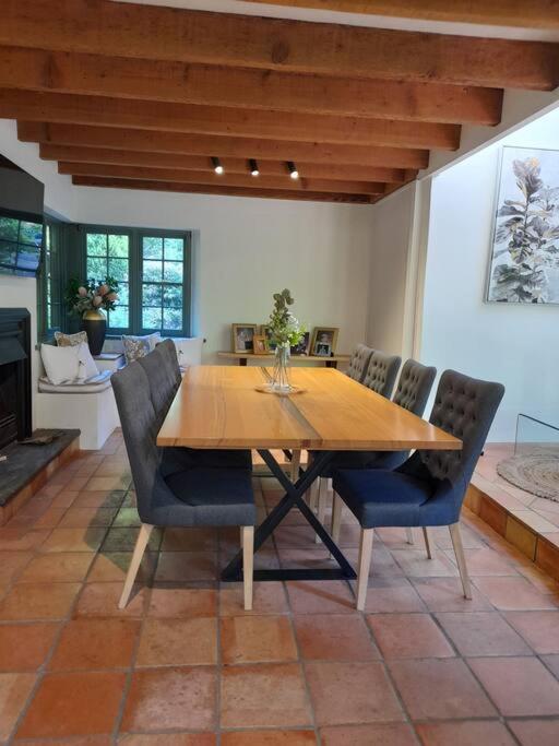 Two-Acres Italian villa creek setting - 3 bedroom - Housity