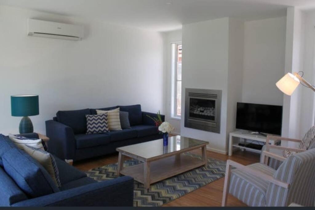 Luxury 4 Bedroom house 150m to beach - Housity