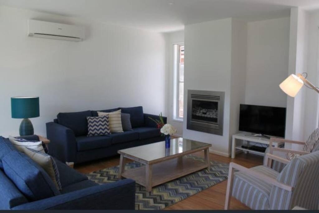 Luxury 4 Bedroom house 150m to beach - Housity