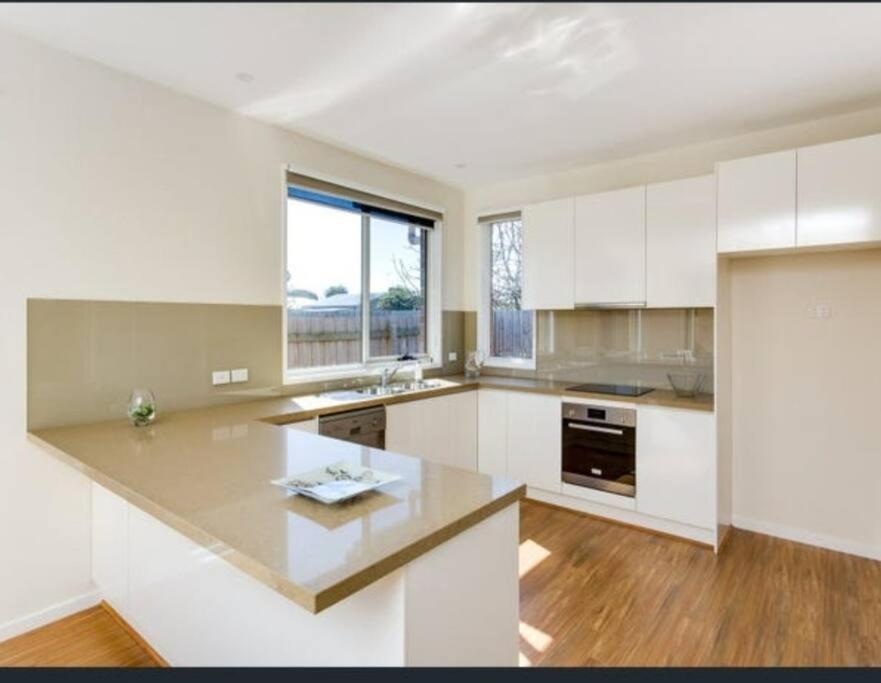 Luxury 4 Bedroom house 150m to beach - Housity