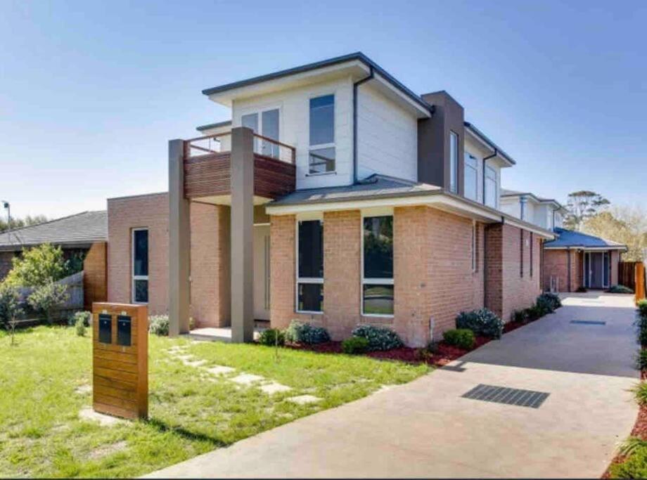 Luxury 4 Bedroom house 150m to beach - Housity